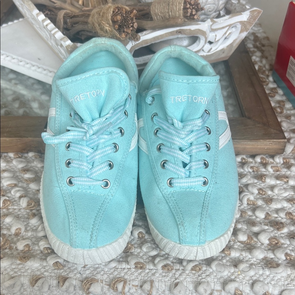 Tretorn size 8 Aqua Sneakers